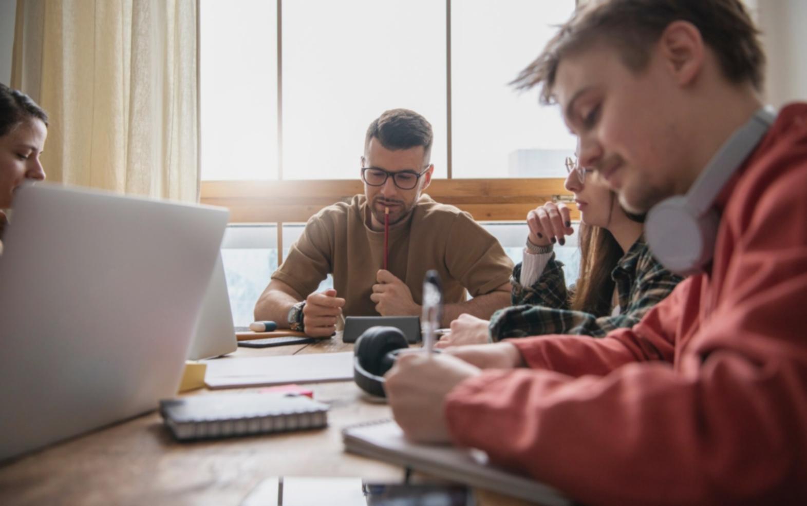 Bureau de consultation financière avec documents et calculatrice